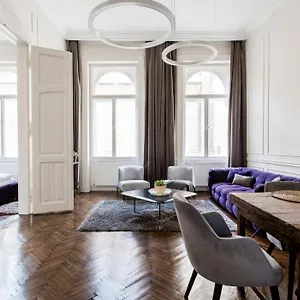 Apartment Opera With Free Parking, 2br2ba, Ac, Budapest